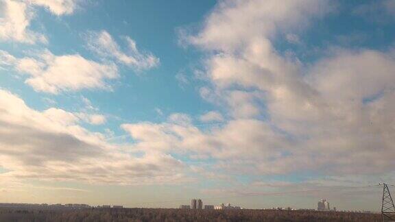 天空随着时间的推移在地平线上城市景观上空戏剧性的云
