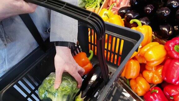 在超市挑选蔬菜的女人