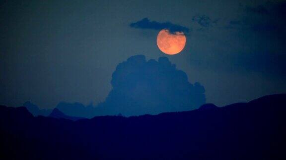 月亮在阿尔卑斯山升起