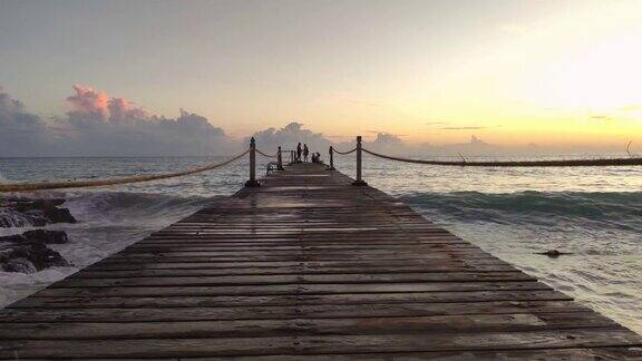 日落时分海上的码头