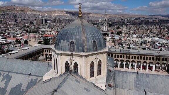 蓝天下的大马士革倭马亚清真寺鸟瞰图美丽的叙利亚遗产在一个古老的城市中心的奇妙的宗教建筑
