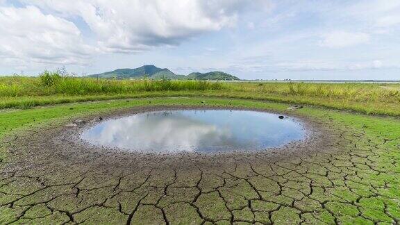 气候变化和全球变暖湖泊和河流的水都因热的影响而干涸消失