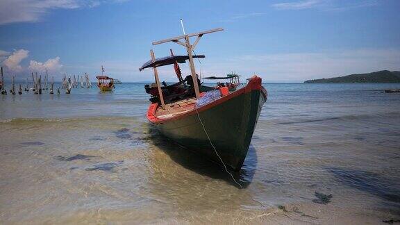 在湛蓝的天空下传统的渔船停泊在海滩上