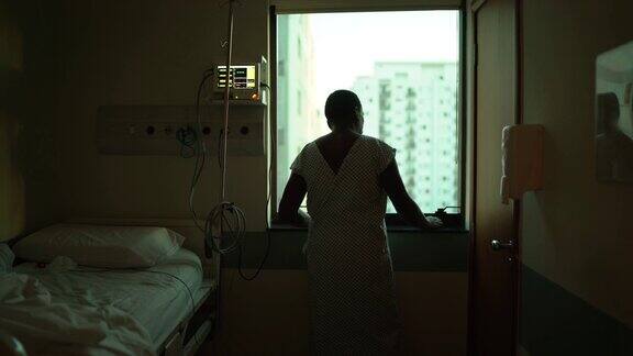 老病人透过医院的窗户往外看