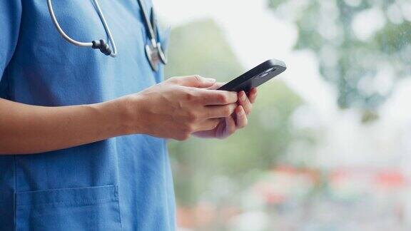 妇女、电话和护士在医院进行远程医疗或在线咨询医疗保健手机和医生与移动智能手机进行研究健康应用程序或检查医疗电子邮件