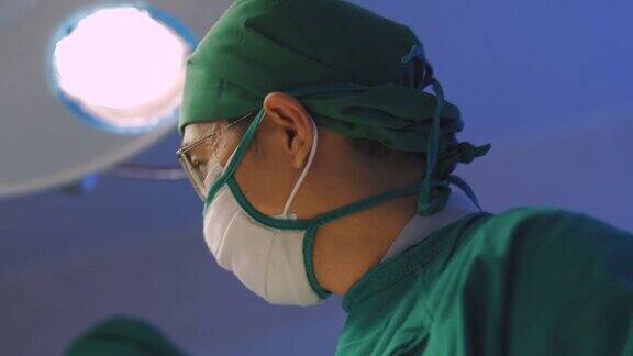 男外科医生进行外科手术的肖像