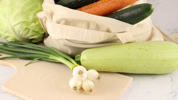 购物袋里的有机蔬菜西葫芦洋葱茄子黄瓜胡萝卜和卷心菜