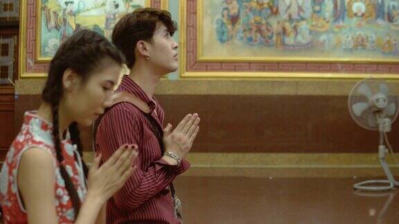 中国游客在泰国曼谷的寺庙祈祷