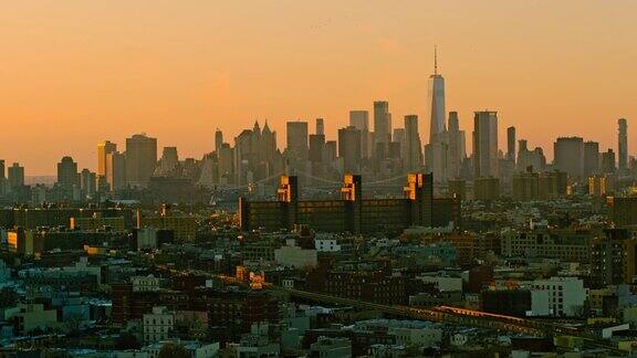 日落前的曼哈顿市中心和自由塔的远景从布鲁克林住宅区远眺空中视频与向后平移摄像机运动