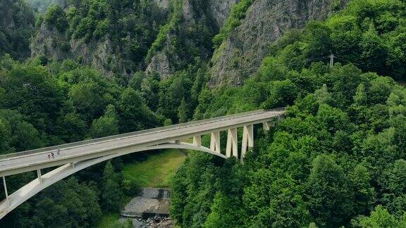 罗马尼亚喀尔巴阡山脉连接山路的拱桥鸟瞰图