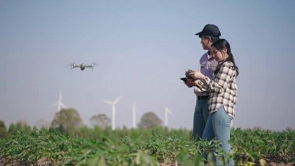 两个农民使用无人机一起工作在农民智能农场