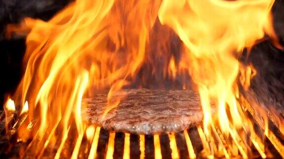 慢镜头食物视频与火美味的肉为汉堡在火烧烤烧烤火在燃烧多汁的牛排上有条纹特写镜头的首席烹饪美味的汉堡在餐厅全高清