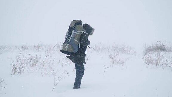 一个年轻人正穿过暴风雪