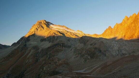 日落时分山顶上有冰川