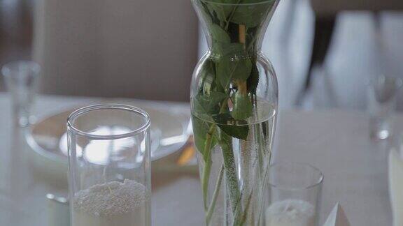 节日桌上的玻璃花瓶里放着美丽的鲜花