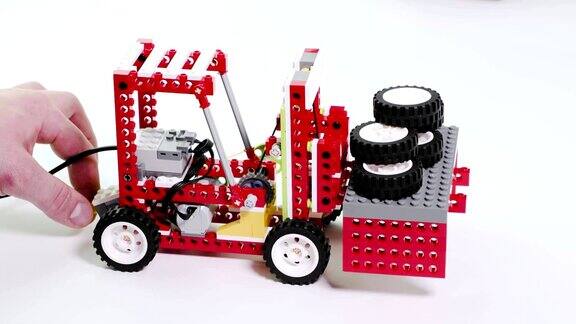 儿童的构造器装载机抬起玩具轮子