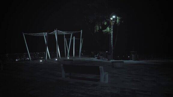 空的夜晚公园空板凳凉亭灯光下的灯笼城市公园夜景