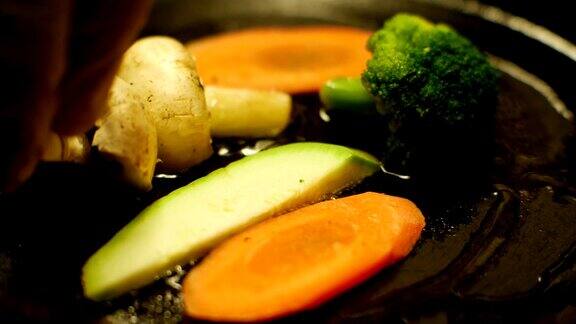 混合蔬菜在锅中蒸亚洲料理