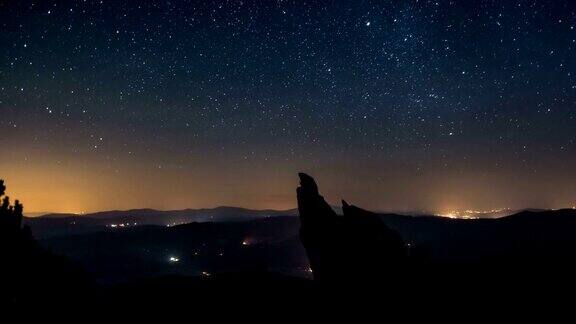 星星在夜空中飞过群山时光流逝