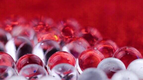 在红色和银色表面旋转的水凝胶球关闭宏