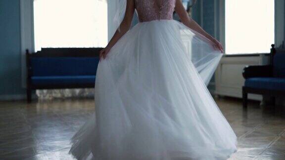 美丽的慢动作-美丽的新娘是纺纱在婚纱