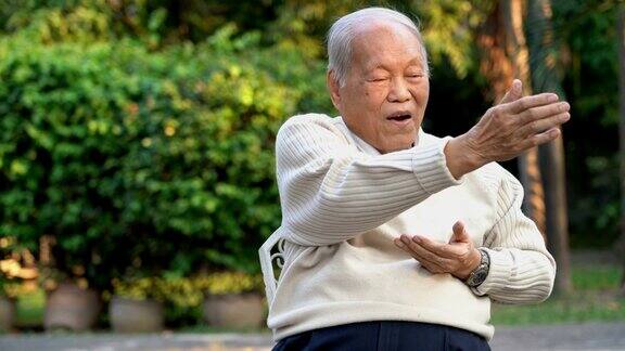 亚洲老人在跳中国广场舞