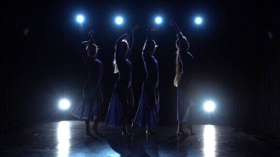 慢动作的四个经验丰富的迷人芭蕾舞者跳舞现代芭蕾