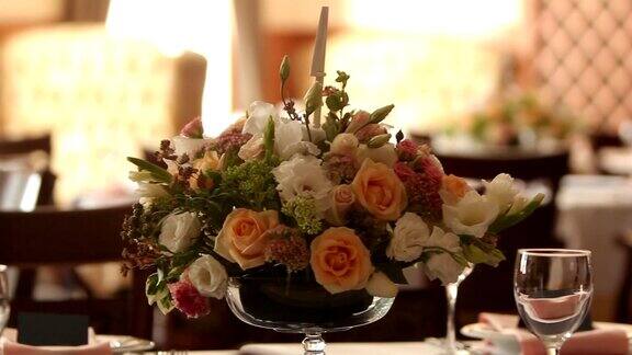 餐厅室内装饰为婚礼或生日用白色和蓝色的颜色在接待和宴会前在咖啡馆的桌子上放上节日的植物或玫瑰