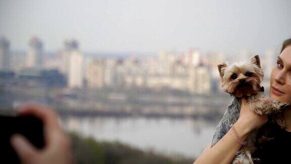 Selfy一个肩上扛着一只猫的女孩带着一个女孩和一只狗