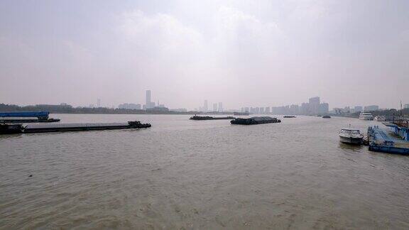 黄浦江上满载的货船4k镜头慢动作b卷拍摄