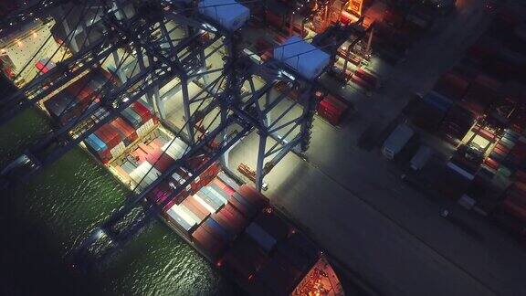 港口集装箱船夜间鸟瞰图