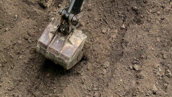 挖掘机铲斗移土