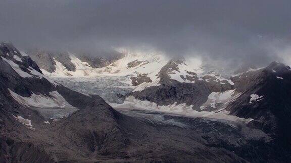 阿拉斯加冰川湾国家公园雪山上的低云