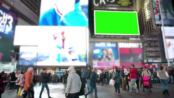 纽约市营销时代广场的人们挤在绿屏上
