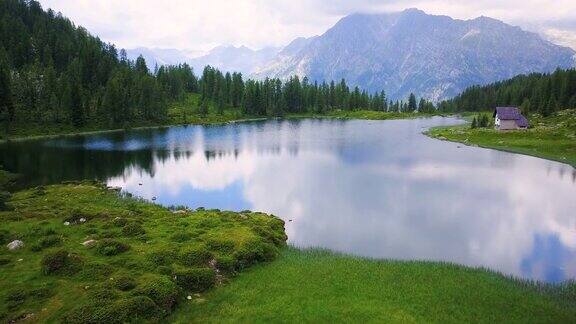 一个湖泊被树木和山脉包围的自然的航空图像