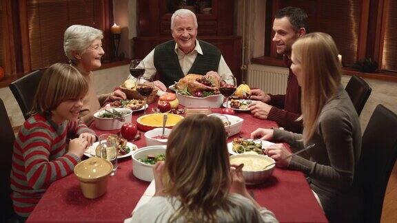 爷爷在感恩节晚餐上讲故事