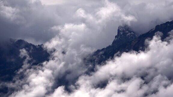 雪山全景在Allgäu云景云形成Zeitraffer时间的延时NesselwangAlpenAllgäuerAlpen拜仁4K