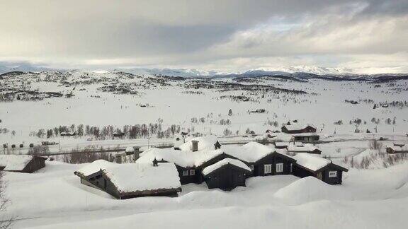 在挪威一个多云的冬日一架飞机飞过机舱