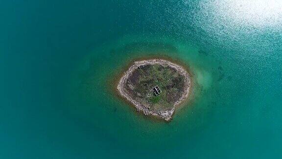 地中海小岛上的废弃房屋