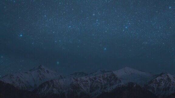 夜间雪山上空的夜空