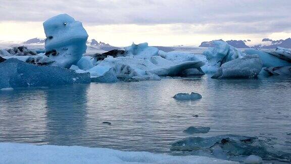 冰川湖Jokulsarlon中的漂浮冰山