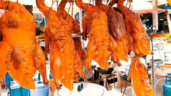 泰国和亚洲的街头小吃柜台上的红色北京烤鸭大街上的异国菜肴