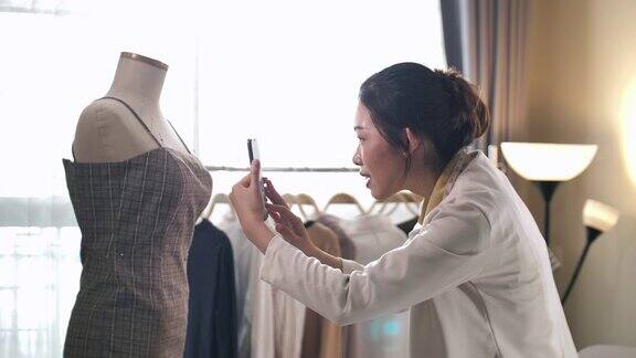 亚洲时装设计师拍摄服装发送给她的客户