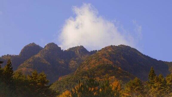 美丽的秋山和流云