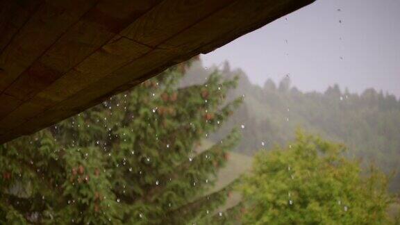 雨水从屋顶流下来下雨的天气雨点不断落下