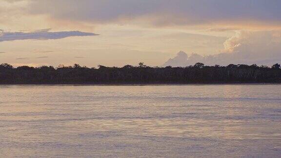 日落时分秘鲁的亚马逊河流经雨林