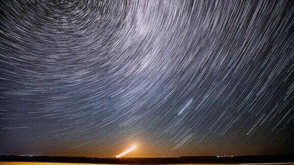 太阳的痕迹恒星在天空中的旋转4k旋转轨迹的恒星时间流逝日出天空自然背景不寻常的星星效果天空夜空背景上的星迹夜空繁星与流星轨迹