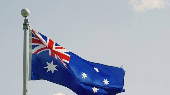 慢动作拍摄的澳大利亚国旗在风中吹拂在一个阳光明媚的日子