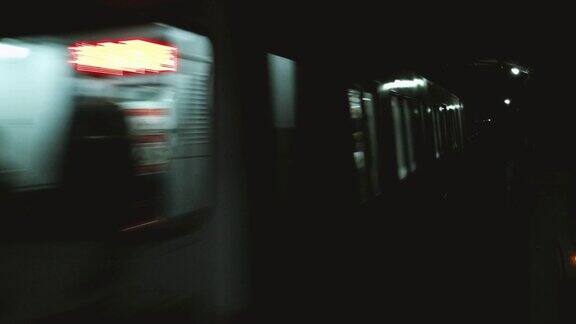 北京地铁列车驶出隧道