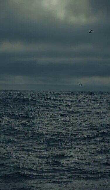 在波涛汹涌的大海上从船上观看大海的波涛